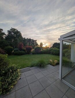 Hochwertig modernisierte 3-Zimmer-Wohnung mit Kamin und traumhaftem Garten in einzigartiger Lage - Norderstedt