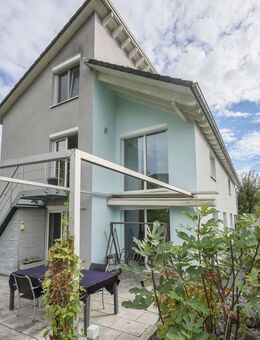 Hier stimmt einfach alles!! Energieeffizientes Zweifamilienhaus mit Carport und zwei Stellplätzen - Hausen (Wiesental)