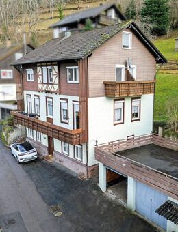 Großes Mehrfamilienhaus mit zwei Balkonen und zwei Garagen - Bad Wildbad