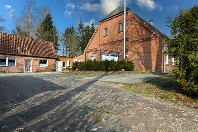 Einfamilienhaus mit zweiter Wohneinheit im Nebengebäude auf großem Grundstück
