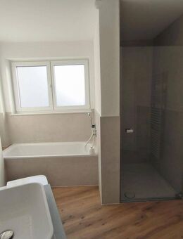 ** ERSTBEZUG! 4,5 Zi.-EG-Wohnung + gr. Grt., 108 qm Wfl., hochwertige Bauweise, modern und schick ** - Bad Rappenau
