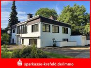 Ein- bis Zweifamilienhaus mit zwei Garagen - Krefeld