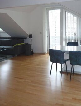 Schnuckelig & großzügig - helle 2,5-Zimmer-Dachgeschoss-Galeriewohnung mit Balkon, EBK und Stpl. in ruhiger grüner Lage – gute ÖNPF-Anbindung - Winnenden
