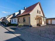 Gemütliches Zuhause mit großem Garten: Doppelhaushälfte mit viel Potenzial in Straelen zu verkaufen - Straelen