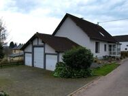 Ruhig gelegenes freistehendes Wohnhaus mit überdachter Terrasse, Garten und 3 Garagen in Neuheilenbach - Neuheilenbach