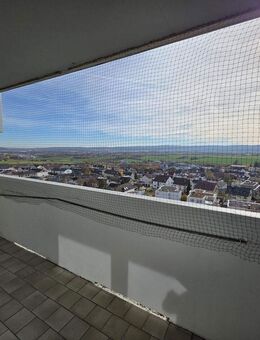 Sonnenlicht, Aussicht, Möglichkeiten! 3 Zimmer-Wohnung mit 2 Balkonen, Aufzug und 2 Parkplätzen! - Ditzingen