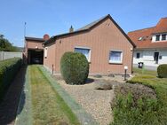 Fast ebenerdiger, kleiner gepflegter Bungalow mit große Garage u. Nebengelass - Unterlüß
