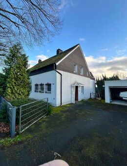 Wohnhaus mit 2 Garagen und Stellplätzen - Dortmund