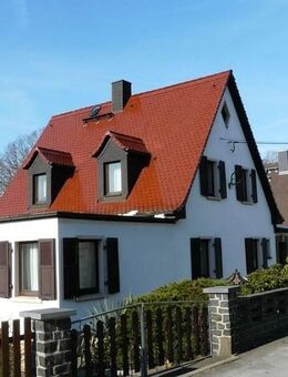 Einfamilienhaus mit viel Platz über zwei Etagen mit Garagen und Nebengelass, großer grüner Garten - Trebsen (Mulde)