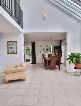 Familientraum mit Einliegerwohnung, Kamin und herrlichem Garten - Ostelsheim