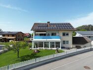 Dreifamilienhaus mit Verbindungsbau und großem Garten, eine PKW-Garage und eine Überdachung (Carport). - Westerheim (Bayern)