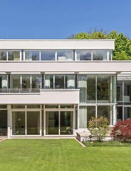 Spektakuläre Villa mit parkartigem Südgarten, Indoor-Pool, Tiefgarage und weiterem Baurecht - München