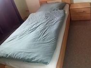 Bett mit Nachtkästchen - Grassau