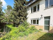 Komplett freies, angebautes 2- bis 3-Familienhaus in Uni-Nähe mit Garten und 3 integrierten Garagen! - Stuttgart