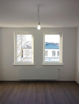 Anfragen NUR per E-Mail. Wohnzimmer, Schlafzimmer, Esszimmer, modernes Badezimmer, kleine Küche, Balkon. 65 qm Top sanierte 2-Zimmer Wohnung im 2-OG. - Bremerhaven