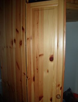 Zum Verkauf steht ein schöner ECHT-HOLZ- ECKSCHRANK*NEUWERTIG* = 300,00 - Halstenbek