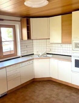 Großzügige 5-Zi.-Wohnung mit Garten, großem Balkon und 2 Garagen - Schonstett