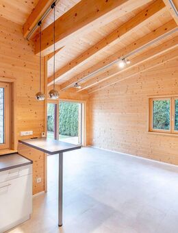 Attraktiver KFW40-Massivholzbungalow mit 2 Zimmern, PV, Garten, Stellplatz und moderner Ausstattung - Bayerbach (Ergoldsbach)