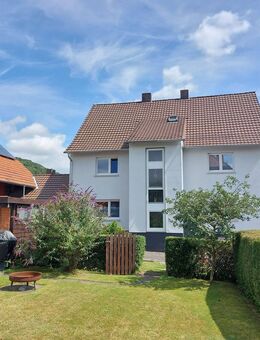 Schenklengsfeld - Sehr gepflegtes 2FH mit Nebengebäude + kleiner Hofanschlussfläche. Ideal für die Haltung von 2-3 Pferden !! - Schenklengsfeld