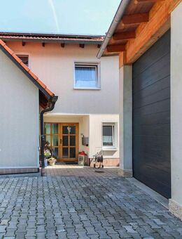 Zweifamilienhaus mit Einliegerwohnung, Gewerbehalle, Garagen, Werkstatt und Garten in ruhiger Lage - Duggendorf