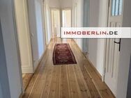IMMOBERLIN.DE - Toplage im Stadtzentrum! Exzellente Altbauwohnung mit generösem Grundriss, Balkon & Pkw-Stellplatz - Luckenwalde