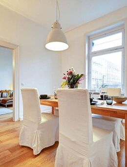 Wunderschöne 3-Zimmer Altbauwohnung (Stuck, hohe Decken) mit Balkon ins Grüne nahe Marienplatz - Stuttgart