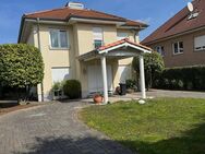 Freistehendes Einfamilienhaus mit 2 Garagen in beliebter Lage von Köln-Bocklemünd - Köln