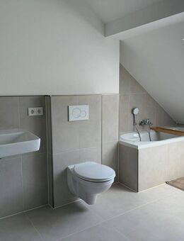 Neuwertige 3-Zimmer-Dachgeschosswohnung in Stein – Erstbezug, Garage & provisionsfrei - Stein (Bayern)