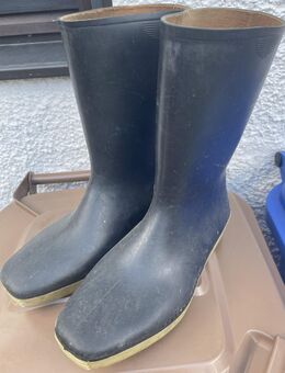 Gr. 41: Gummistiefel, schwarz + Küchen-Schürze zum fertig nähen, rosa + Hausbuch, neu - München