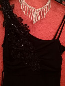 Abendkleid mit origineller Verzierung im Oberteil (Größe S) - Willich