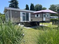 Modernes Mobilheim "Orlando" mit großzügigem Garten, Terrasse & Gartenhaus - Rodenbach (Hessen)