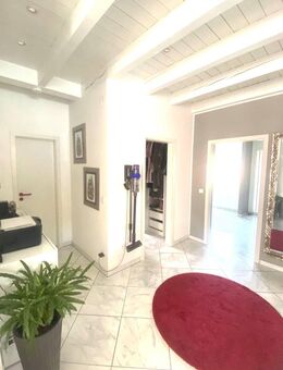 In kleiner Einheit ! Top 3 Zimmer Wohnung mit Balkon und Garage in ruhiger Lage. - Hochspeyer