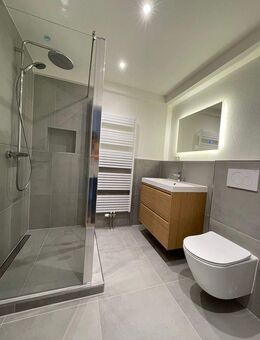 Komplett sanierte 2-Zimmer-Eigentumswohnung mit Balkon, Aufzug, Einbauküche und Tiefgaragenstellplatz – mitten in Dingolfing - Dingolfing