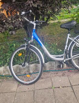 Zum Verkauf steht ein 28 Zoll Fahrrad an - Borna