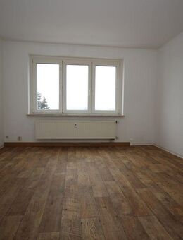 **Helle 3-Zimmer-Wohnung im 2 OG zu vermieten! - Stabile Heikosten durch Holzhackschnitzelanlage** - Reuth (Sachsen)