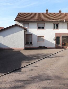 Außergewöhnliches Anwesen, mit einem Einfamilienhaus, ehem. Ladengeschäft u. Baugrundstück in Erlenbrunn - Pirmasens