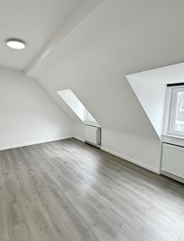 Wohnen mit Komfort als Erstbezug nach Kernsanierung: Etagenwohnung mit zusätzlichem Studiozimmer - Düren