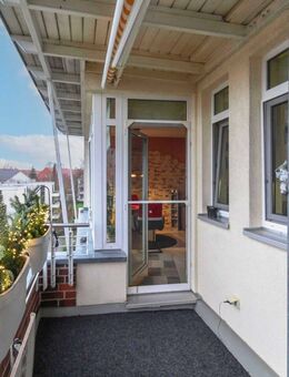 Top Kapitalanlage: 2-Zimmer-Wohnung mit Süd-Loggia, Tiefgaragenstellplatz, Kellerraum und Fahrstuhl - Lübeck