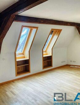 Großzügige 4-5-Zimmer-Dachgeschosswohnung mit Bühne - Altbaucharme am Marktplatz Leonberg - Leonberg (Baden-Württemberg)