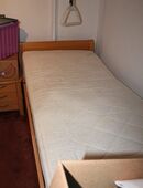 Pflegebett, Nachttisch, Kommode und 2 türigen Schrank in 75245