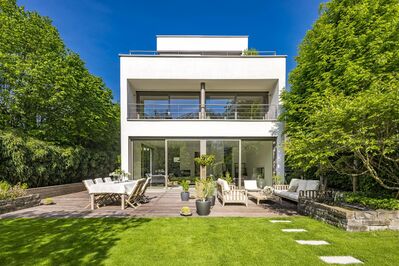 Repräsentative Bauhaus-Villa mit lichterfülltem Ambiente und Traumgarten