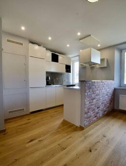 Großzügige 2-Zimmer Altbauwohnung mit Kamin und EBK - München