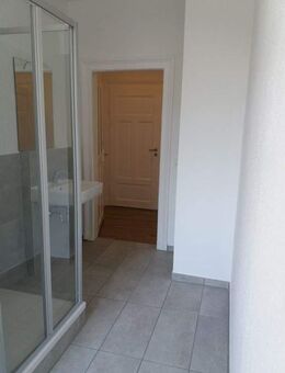 Hochwertige 2-Raum-Wohnung mit Designbelag, Balkon, Tageslichtbad mit Dusche und EBK ab Januar 2026 zu vermieten - Leipzig