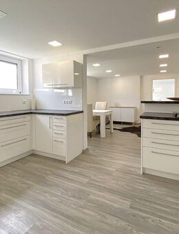 Großzügiges Zweifamilienhaus mit kernsanierter Wohnung, Maisonette, Poolanlage, Doppelgarage und zwei Stellplätzen - Weilersbach