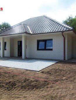 Moderner Neubau-Winkelwalmdachbungalow mit unverbaubarem Blick in Südlage - Rhede (Ems)