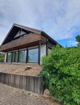Freist./Ortsrandlage/ modern: 1-Familienhaus mit Doppelgarage auf über 500 m² Grundstück mit Blick auf Wiesen u. Wald. - Ettlingen