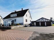 Gemeinde Hof: Gepflegtes Dreifamilienhaus mit Garagen und großem Areal - Hof (Rheinland-Pfalz)