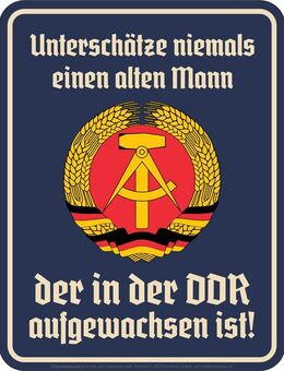 Lustiges Blechschild Unterschätze niemals einen alten Mann der in der DDR aufgewachsen ist Ostalogie 17x22 cm - Berlin