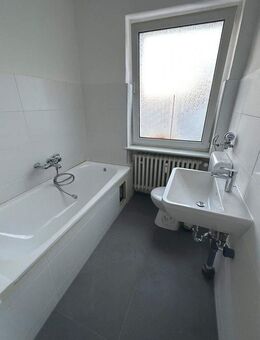 Frisch sanierte 2-Zimmer Wohnung in zentraler Lage in Helmstedt - Helmstedt