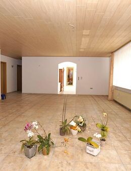 Platz für Ideen und Familie: Zweifamilienhaus mit Garten und Wohnkomfort - Bann